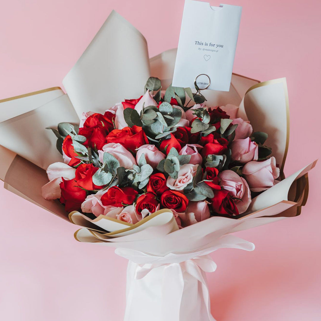 48 rosas y eucalipto
