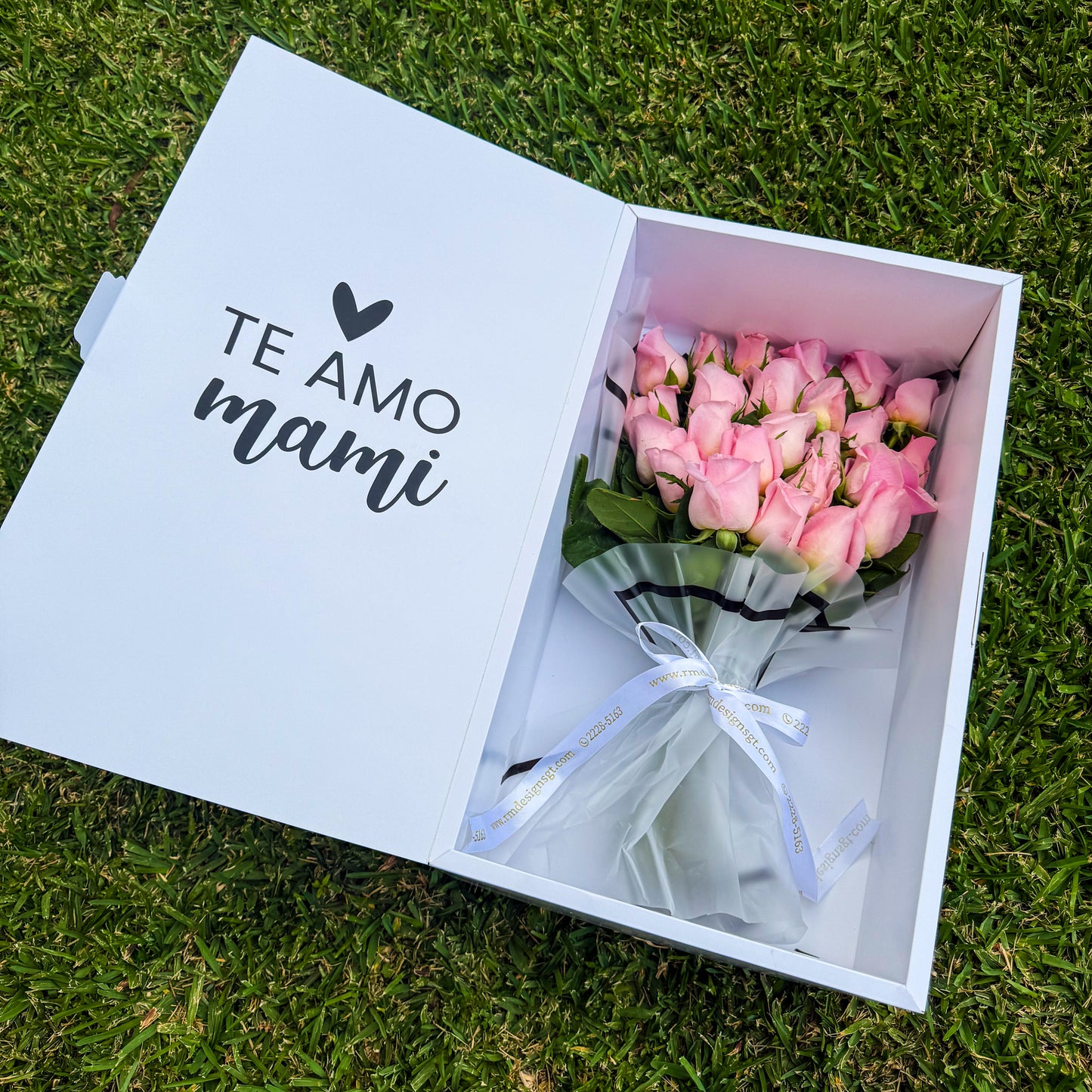 Caja con 24 rosas